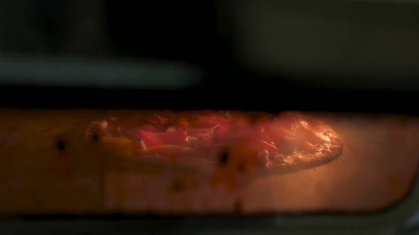 Pizza being baked close up. — Stock Video