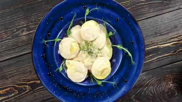 Garnished ravioli top view. — Stock Video