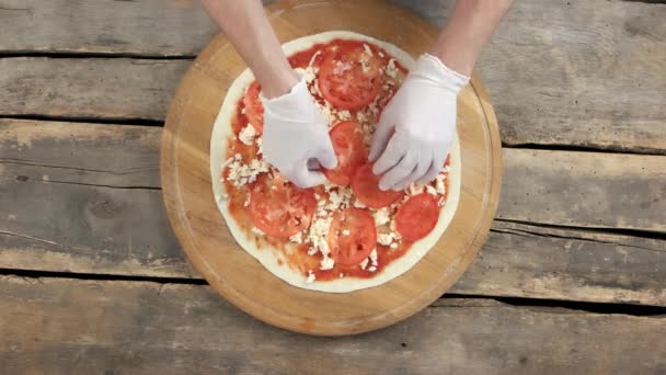 Pizza caprese não cozida . — Vídeo de Stock