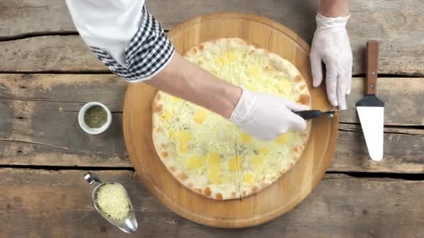 Handen van chef-kok, pizza. — Stockvideo