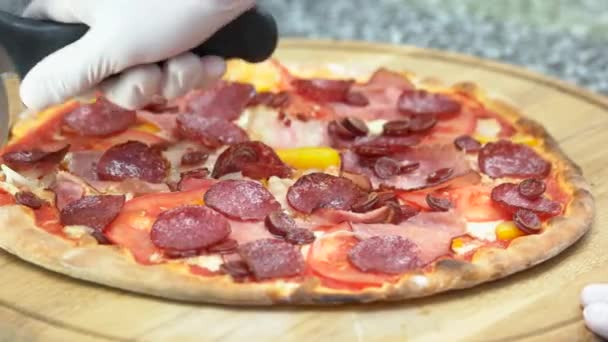 Pizza cutter närbild. — Stockvideo