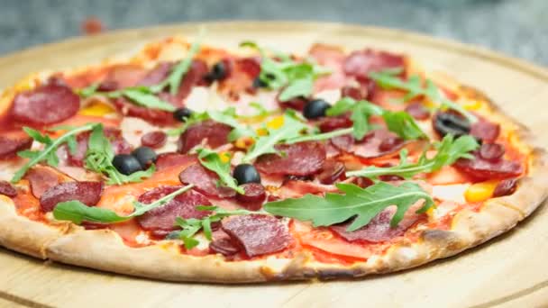 Pizza italiana sobre tabla de madera . — Vídeo de stock