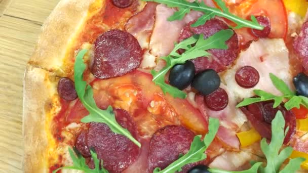 Pizza italienne vue du dessus . — Video