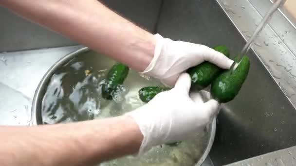 Kezek mosás zöldségek. — Stock videók