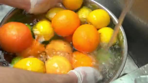Manos lavando frutas . — Vídeo de stock