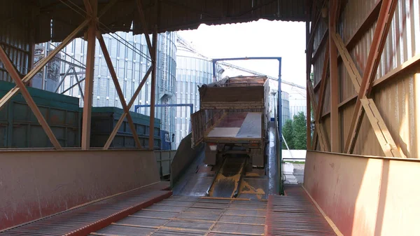 Φορτηγό με άδειο μονοπάτι σε αποθήκη σιτηρών εργοστάσιο. — Φωτογραφία Αρχείου