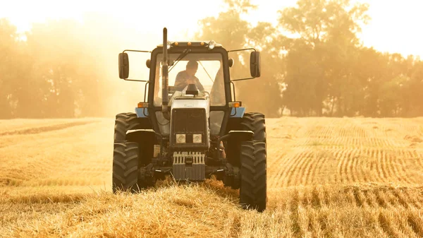 Travaux agricoles sur la récolte de foin par les machines agricoles. — Photo