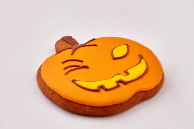 Cadılar Bayramı zencefilli kurabiye izole.