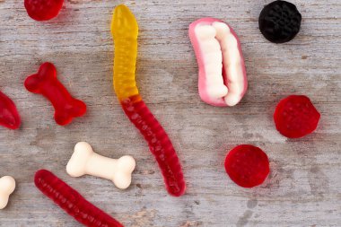 Jöle tatlılar ahşap arka plan üzerinde ürün yelpazesine.