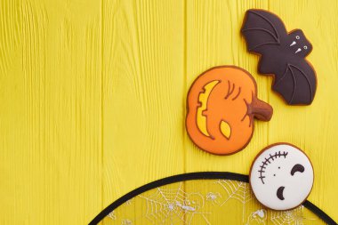 Sarı zemin üzerine çeşitli Hallowen tanımlama bilgileri.