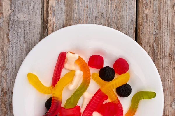 Caramelle di gelatina assortite sul piatto . — Foto Stock