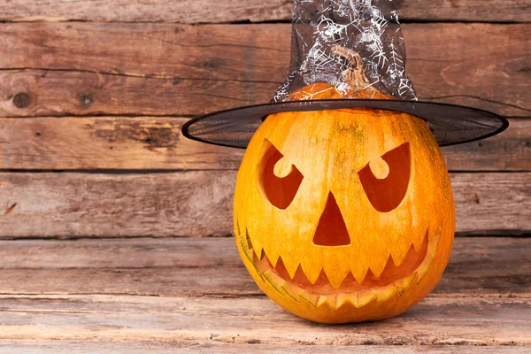 Strašidelné halloween dýně, čarodějnice klobouk. — Stock fotografie