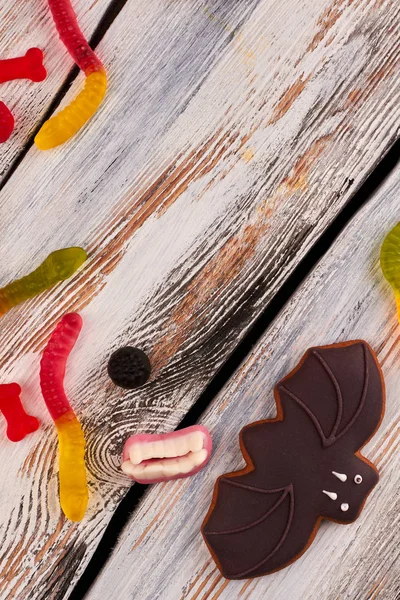 Biscoito de morcego e doces de geléia no fundo de madeira . — Fotografia de Stock