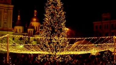 Illuminted Noel ağacı ve şehir.