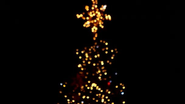 Enigszins wazig kerstboom. — Stockvideo