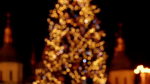 Luces brillantes que se convierten en una imagen holística del árbol de Navidad. — Vídeo de stock