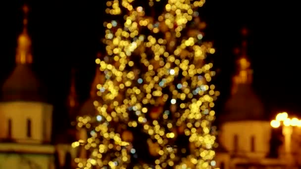 Luzes amarelas desfocadas na árvore de natal . — Vídeo de Stock
