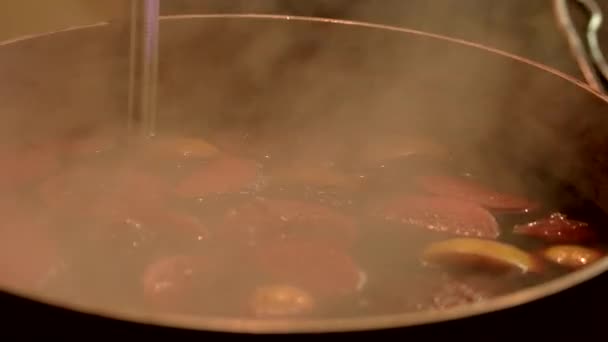 Mulled wine in the sausepan. — Stock Video