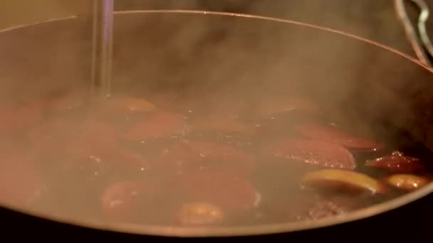 Vin chaud dans le sausepan . — Video