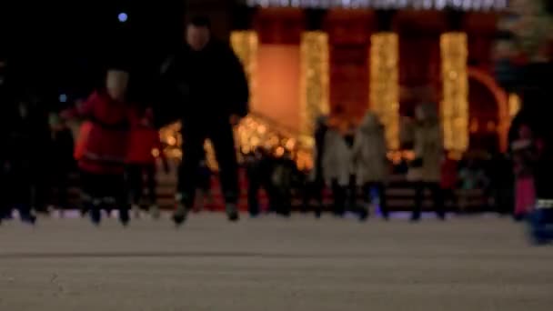 Люди катаються на ковзанах, трохи збільшують швидкість відтворення . — стокове відео