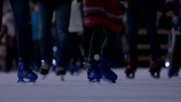 Mensen zijn hun schaatsen vaardigheid opleiding. — Stockvideo