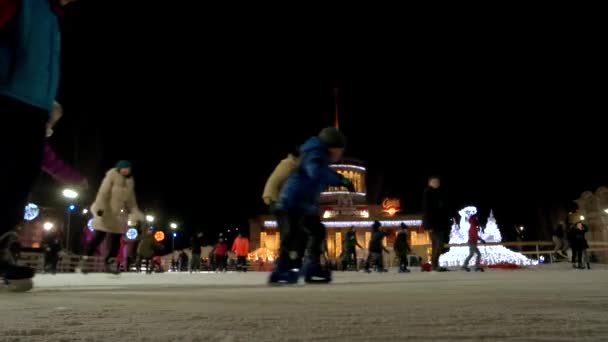 As pessoas estão a patinar lentamente na pista de gelo. . — Vídeo de Stock
