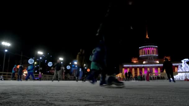 夜の混雑のアイス スケート場. — ストック動画