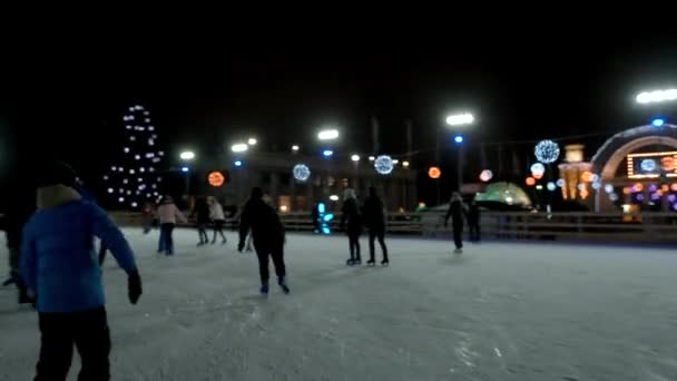 Pacotes de pessoas patinando . — Vídeo de Stock