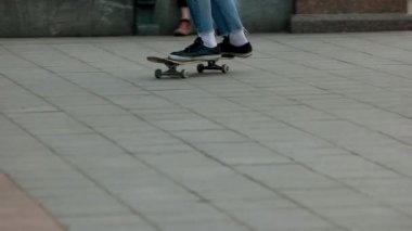 Buz üzerinde paten granit yüzey üzerinde atlama.