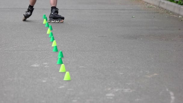 Roller skates crossover, close-up . — Vídeo de Stock