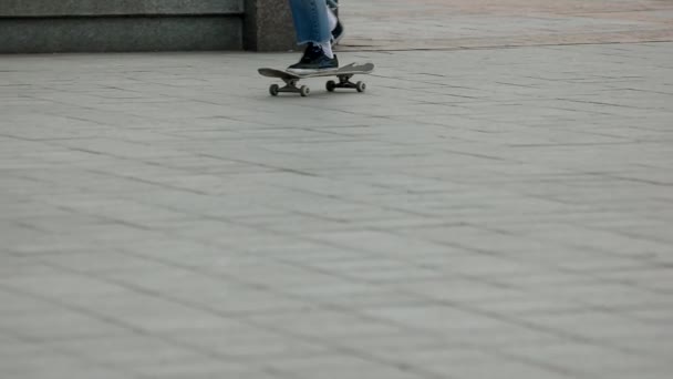 Patinador piernas a caballo . — Vídeo de stock