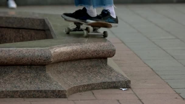 Patinação na superfície do granito . — Vídeo de Stock