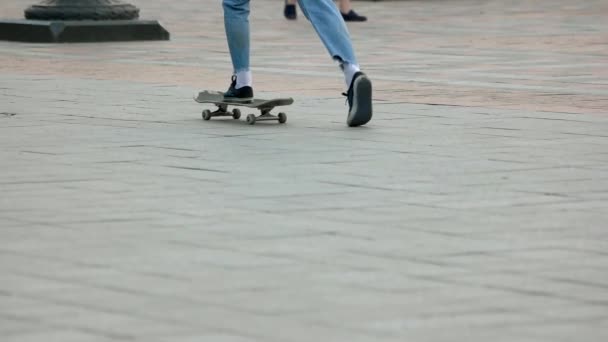 Ноги на скейтборде . — стоковое видео