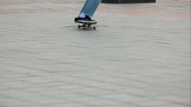 Фокус на скейтборде . — стоковое видео