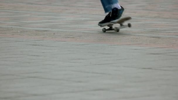 Skateboard-Springen aus nächster Nähe. — Stockvideo