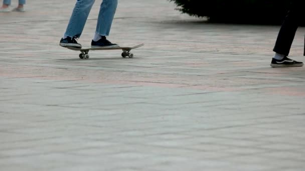 滑板跳跃失败. — 图库视频影像