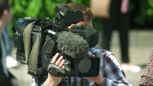 Üzemeltető professzionális videokamera. — Stock videók