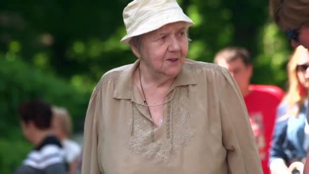 Gamla senior mormor i parken. — Stockvideo