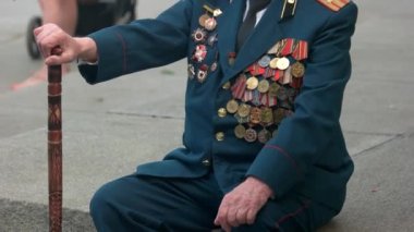 Baston sopayla Dünya Savaşı gazisi.