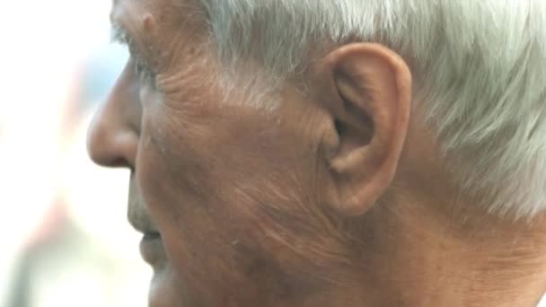 Close-up van portret van senior gerimpeld Kaukasische man. — Stockvideo