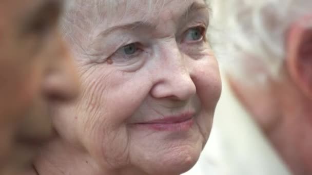 Крупный план портрета пожилой морщинистой белой женщины . — стоковое видео