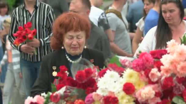 Homenagem às vítimas da guerra mundial . — Vídeo de Stock