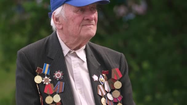 Porträt des Senior-Veteranen mit Medaillen. — Stockvideo