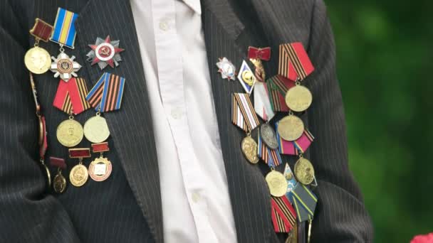 Starszy człowiek w garniturze z medali, weteran II wojny światowej. — Wideo stockowe