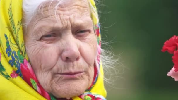 Primer plano retrato viejo hablando abuela . — Vídeo de stock