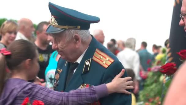 Bambina abbraccia con vecchio veterano della seconda guerra mondiale . — Video Stock