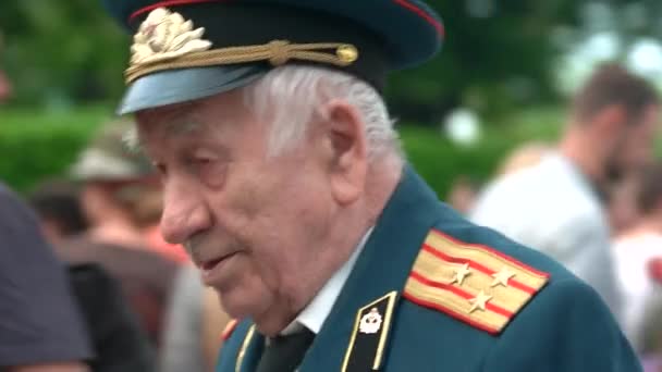 Zeer oude Wereldoorlog veteraan in officer uniform. — Stockvideo