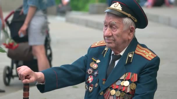 Senior grandpa with medals. — Stock Video