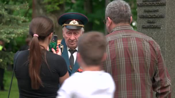 Frau fotografiert Weltkriegsveteranen auf Smartphone. — Stockvideo