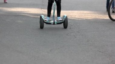 Hoverboard gyroscooter üzerinde sürme çocuk.